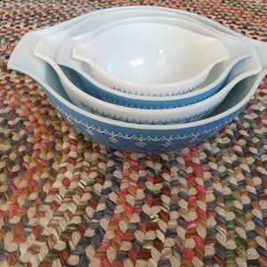 Pyrex nesting bowls